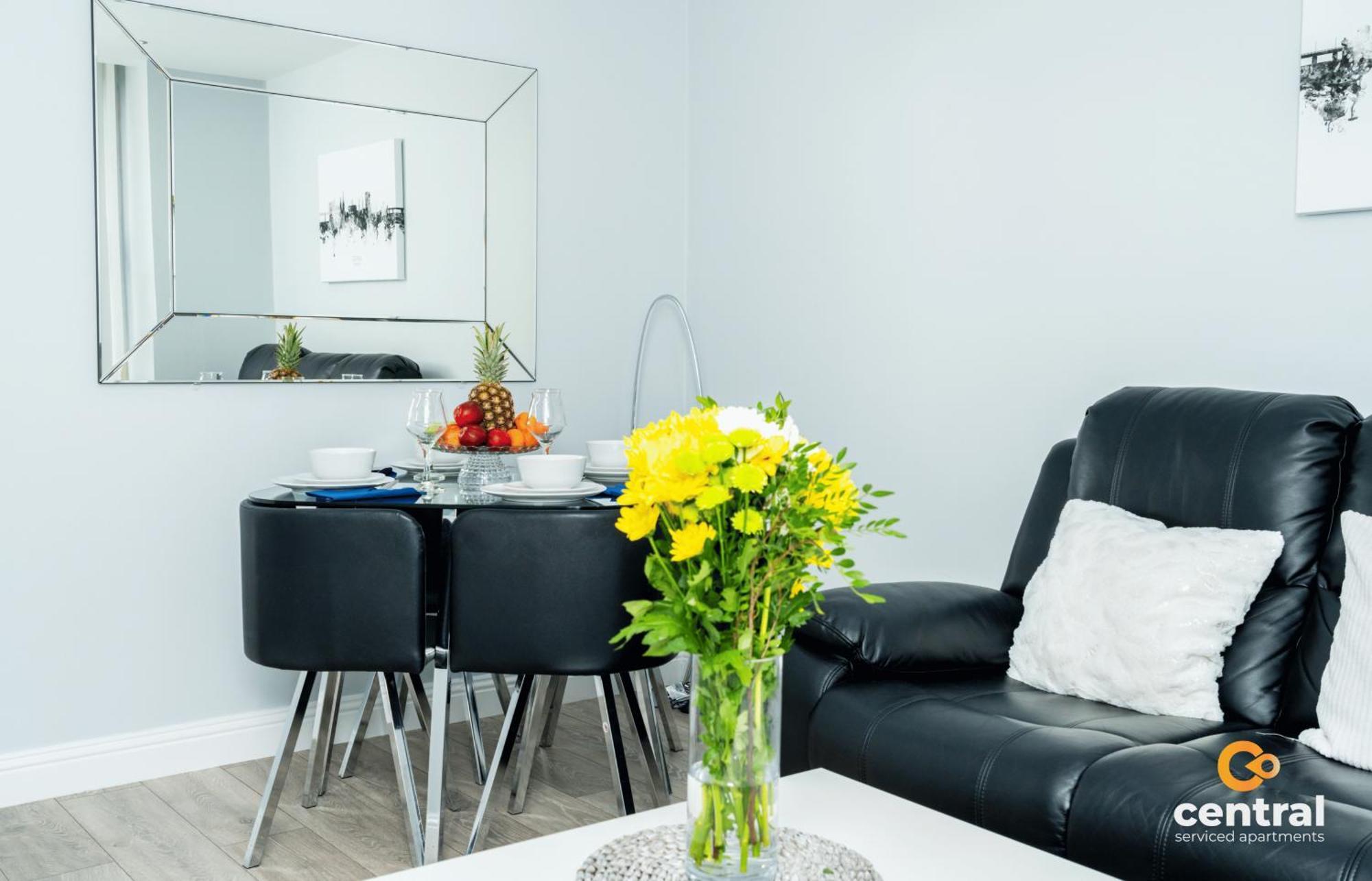 Central Serviced Apartments - 2 Bedroom - Ground Floor - Monthly & Weekly Bookings Welcome - Free Street Parking - 2 Double Beds - Wifi - Smart Tvs In Rooms - Fully Equipped - Heating 24-7 - Contractor & Short Stay Favourite Dundee Esterno foto
