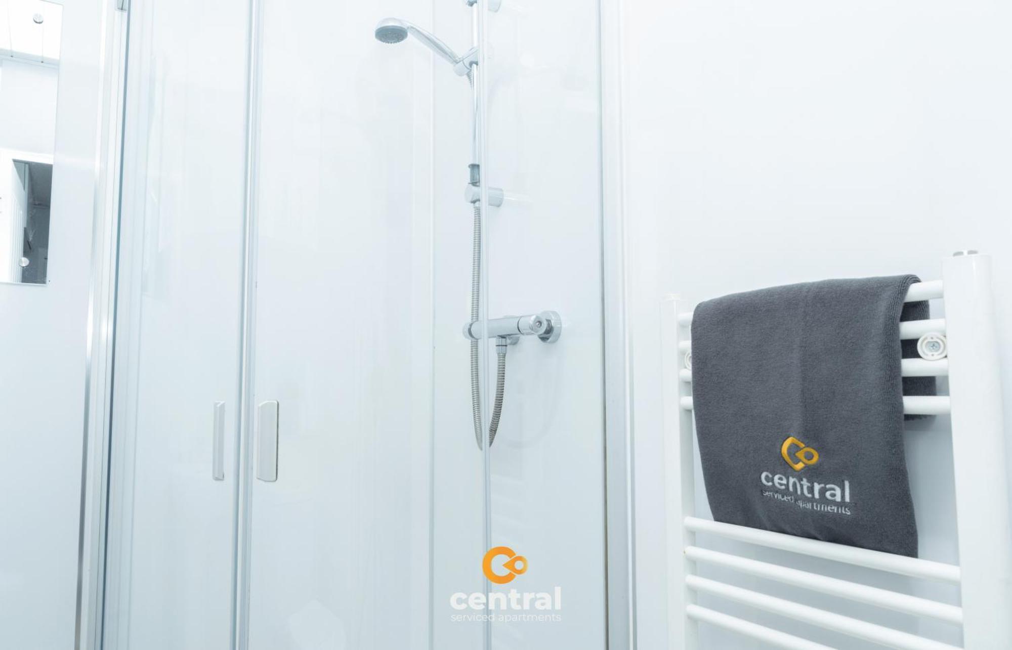 Central Serviced Apartments - 2 Bedroom - Ground Floor - Monthly & Weekly Bookings Welcome - Free Street Parking - 2 Double Beds - Wifi - Smart Tvs In Rooms - Fully Equipped - Heating 24-7 - Contractor & Short Stay Favourite Dundee Esterno foto
