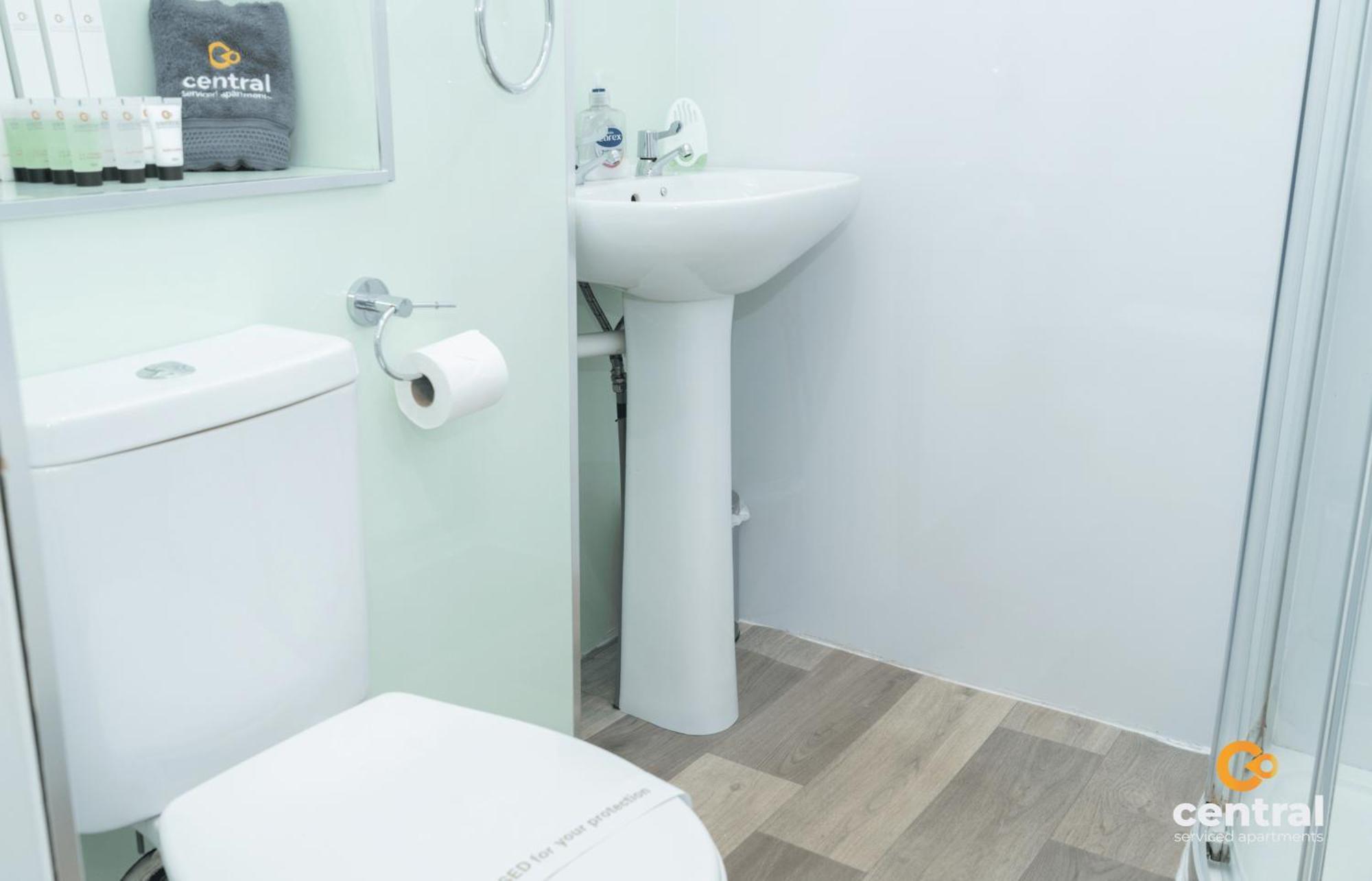 Central Serviced Apartments - 2 Bedroom - Ground Floor - Monthly & Weekly Bookings Welcome - Free Street Parking - 2 Double Beds - Wifi - Smart Tvs In Rooms - Fully Equipped - Heating 24-7 - Contractor & Short Stay Favourite Dundee Esterno foto